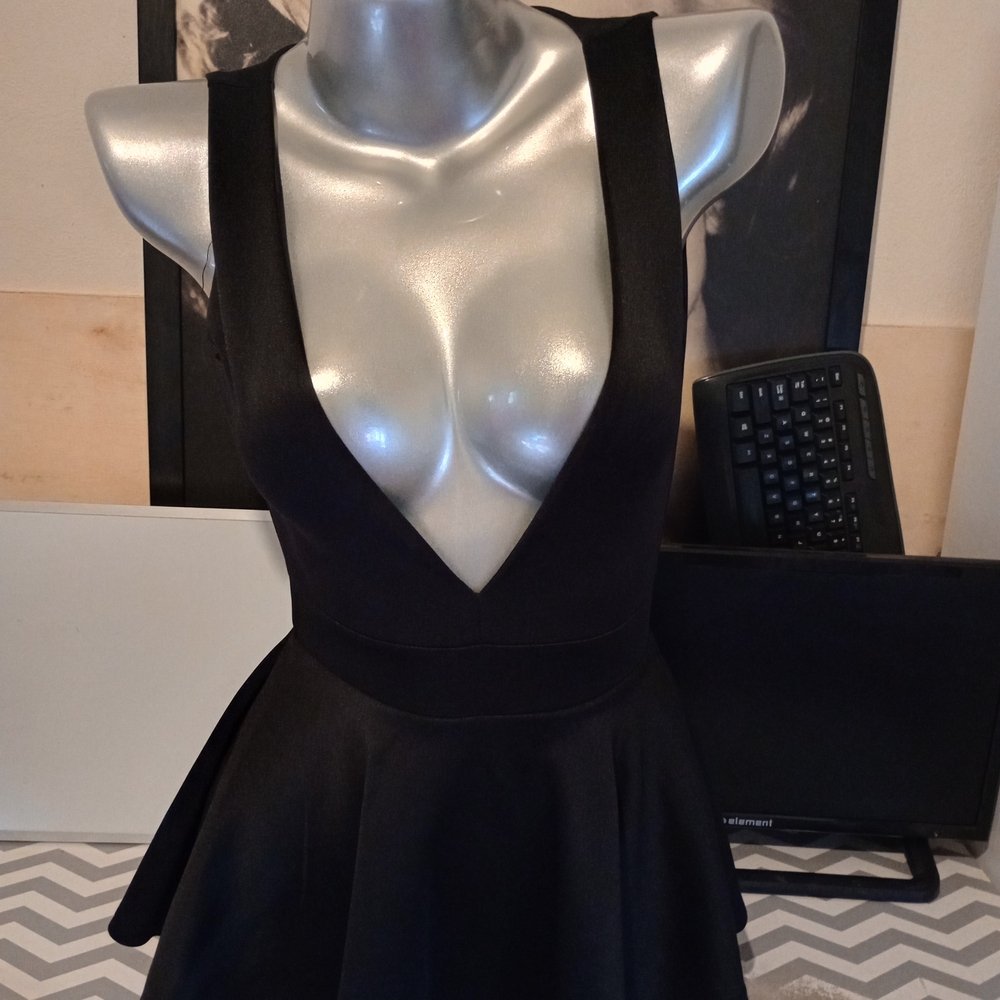Elegant Black Sleeveless Dress
